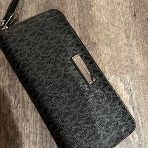 Michael Kors Wallet/Wristlet